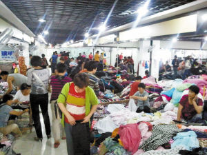 消防審批未通過 江東仇畢服裝輔料市場(chǎng)無照經(jīng)營